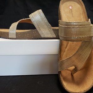 Clarks Unstructured Women's Gold Toe Strap Sandals Size US 8 BRAND NEW!!